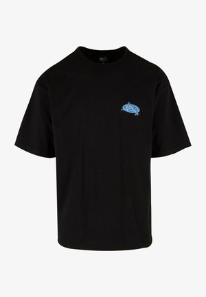 Svart kortermet T-skjorte laget av bomull, med et lyseblått grafisk logo med glitter på venstre brystområde.