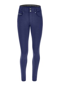 Jeans skinny elasticizzati blu navy con una texture liscia, due tasche frontali, chiusura con bottone e logo sulla vita.