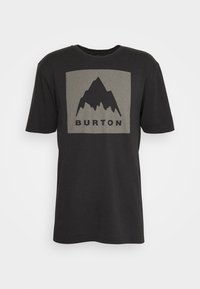 Černé tričko s krátkým rukávem se šedou grafikou hory a textem "BURTON" pod ní, vyrobené z měkkého bavlněného směsového materiálu.