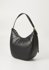 Borsa a spalla in pelle nera con forma curva, texture liscia, chiusura a zip e dettagli in metallo color oro sul manico.