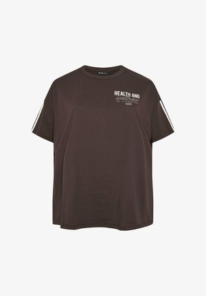 T-shirt marron foncé à manches courtes avec texte blanc « Santé et bien-être » sur la partie supérieure gauche de la poitrine et des rayures blanches sur les manches.