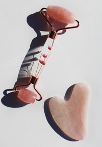 ARI ANWA Skincare ROSENQUARZ ROLLER UND GUA SHA - THE SOULCARE KIT - Accessori skincare - rose