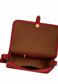 Sac à main en cuir rouge avec une texture lisse, des accessoires en or, une fermeture à bouton et un intérieur spacieux doublé de tissu marron.