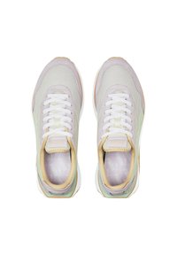 Baskets gris clair en mesh et daim, avec des lacets blancs, des accents vert menthe et une doublure intérieure jaunâtre. Semelle en caoutchouc plate.