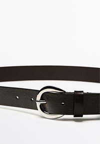 Svart läderbälte med en silverfärgad spänne, med en slät yta och flera justeringshål längs remmen.