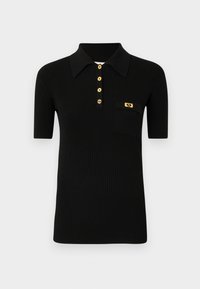 Polo noir à côtes avec un col structuré, des boutons dorés, une poche poitrine unique et un accent décoratif doré sur la poche.