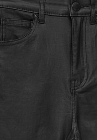 Jeans en denim noir à texture lisse, dotés d'une poche avant, de passants pour ceinture et d'une fermeture à bouton. Des accents de couture sont visibles.