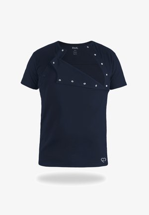 Marineblaues Baumwoll-T-Shirt mit Druckknopfverschluss vorne und rundem Halsausschnitt. Mit einem gedruckten Text: "Papa, du bist dran." Einfaches Design, kurze Ärmel.