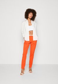 Esprit MIT GÜRTEL - Chinos - bright orange