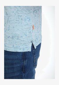 Ej vald, bright blue