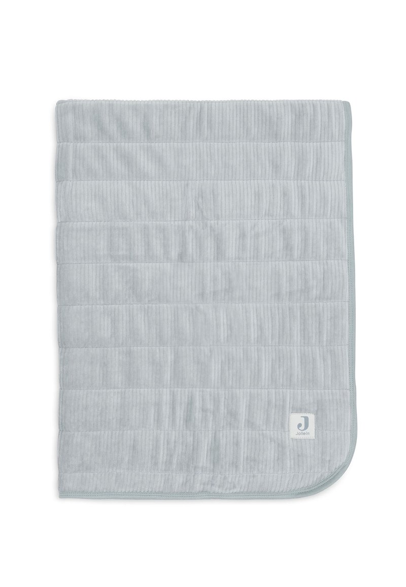 Couverture pour bébé en tissu côtelé gris clair avec un quilting horizontal et des coins arrondis, présentant une petite étiquette blanche avec le logo de la marque dans un des coins.