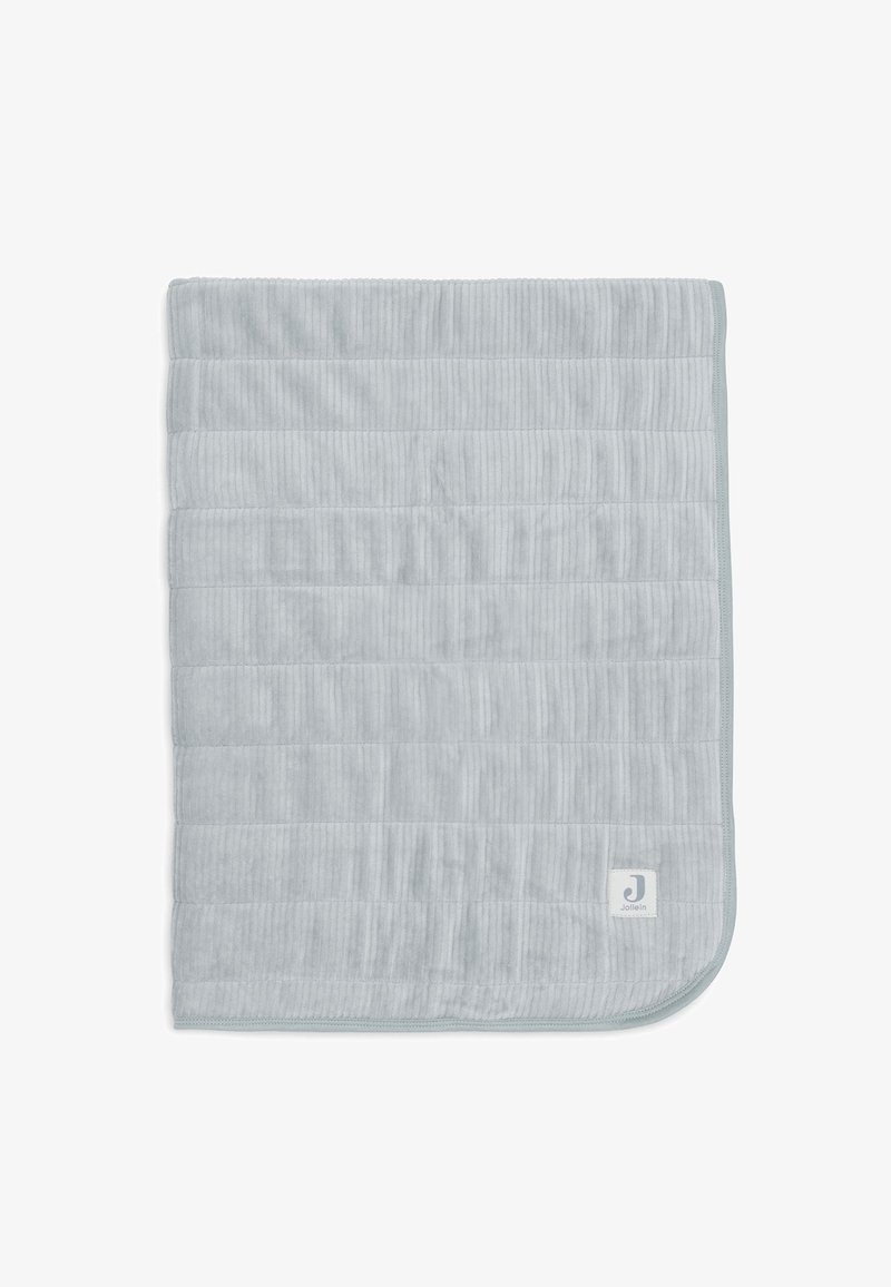 Couverture pour bébé en tissu côtelé gris clair avec un quilting horizontal et des coins arrondis, présentant une petite étiquette blanche avec le logo de la marque dans un des coins.