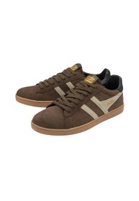 Sneakers in suede marrone con strisce color crema, design con lacci, suola in gomma color nocciola e dettagli in pelle nera sul tallone. Logo del marchio sulla linguetta.