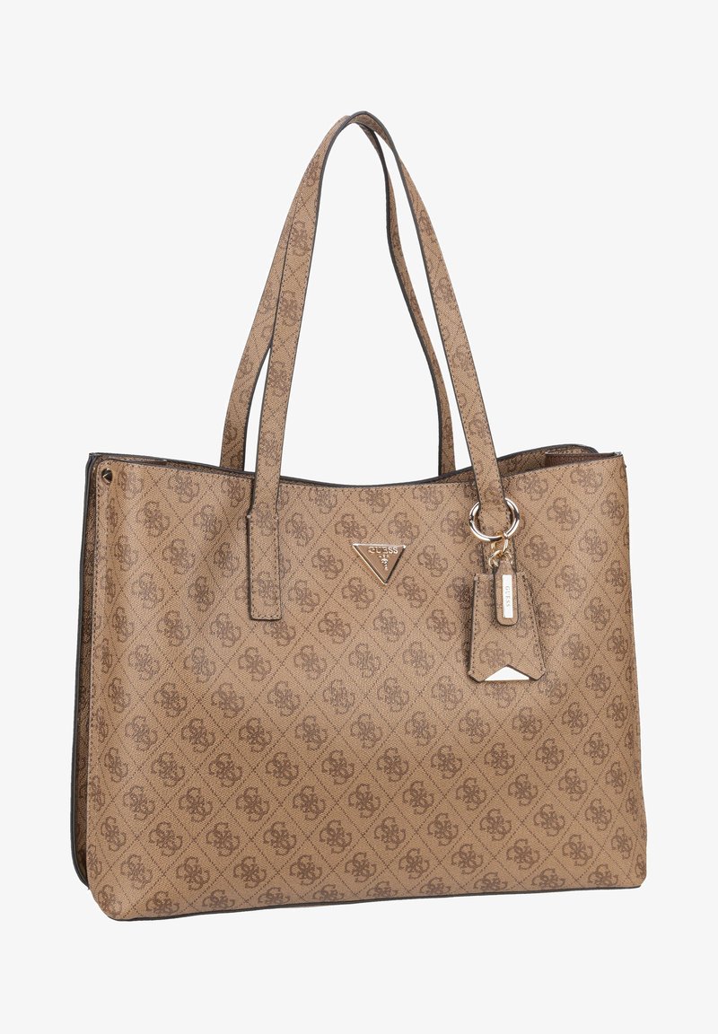 Sac fourre-tout brun à motif avec deux poignées, accent en métal en forme de logo et un porte-clés décoratif. Texture lisse et design structuré.