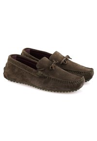 Bruine suède moccasinschoenen met een ronde neus, decoratieve stiksels en een strikaccent. De gestructureerde rubberen zool biedt grip.