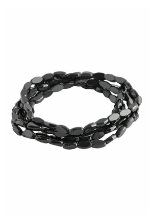Schwarz facettierte ovale Perlen, mehrfach aufgereiht, um ein dehnbares, gewundenes Armband zu formen.