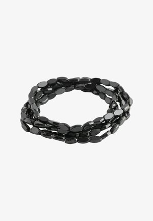Schwarz facettierte ovale Perlen, mehrfach aufgereiht, um ein dehnbares, gewundenes Armband zu formen.