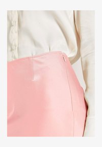 Ausgewählt, powder pink