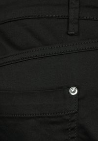 Svarta tygbyxor med en liten framficka med en metallknapp, synlig sömnad och en slät yta.