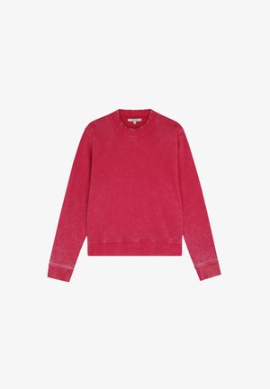 Pulover roșu cu guler rotund, fabricat dintr-un material moale, având mâneci lungi, mansete cu nervuri și o textură estompată pe întreaga suprafață. Fără modele sau detalii metalice.