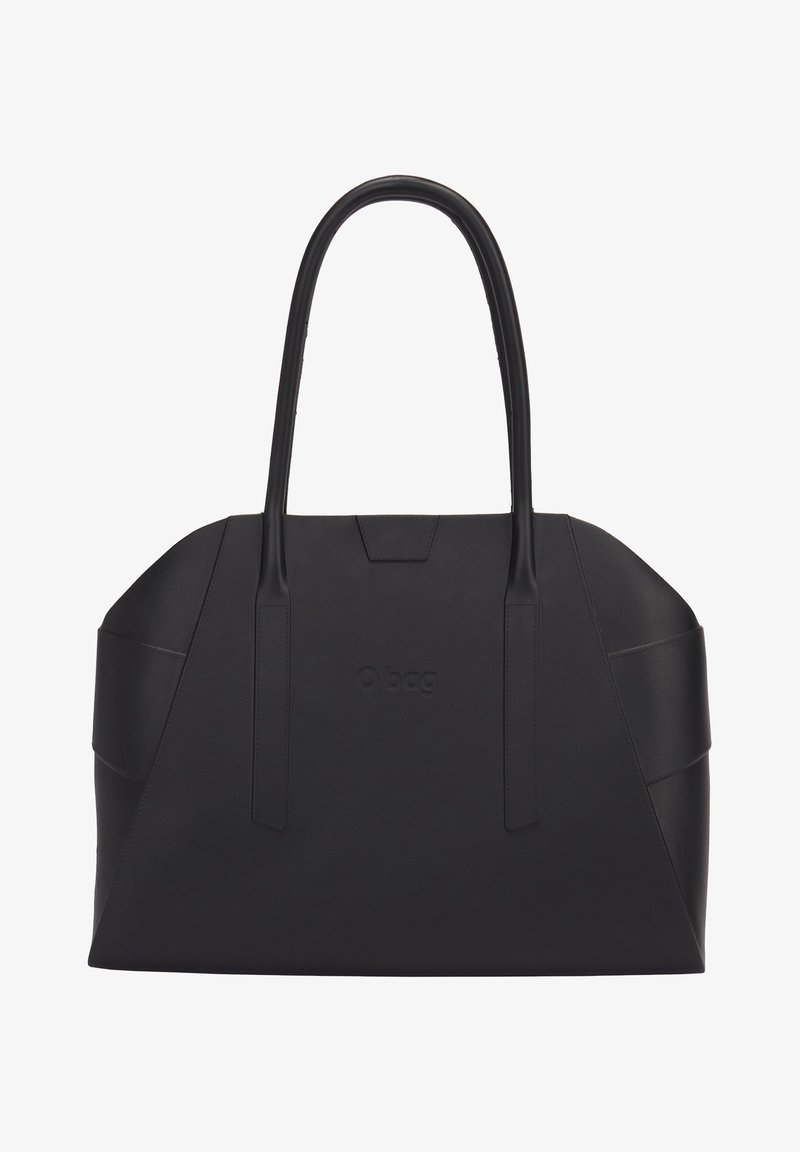 Zwarte synthetische tote bag met een gladde textuur, ruim ontwerp en dubbele handvatten. Heeft een reliëflogo aan de voorkant en schuin geplaatste accenten aan de zijkanten.