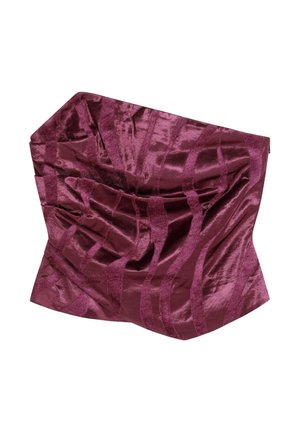 Tissu texturé bordeaux avec un motif ondulé, présentant des drapés et une forme structurée, conçu comme une pièce textile élégante.