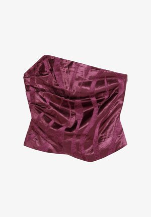 Tissu texturé bordeaux avec un motif ondulé, présentant des drapés et une forme structurée, conçu comme une pièce textile élégante.