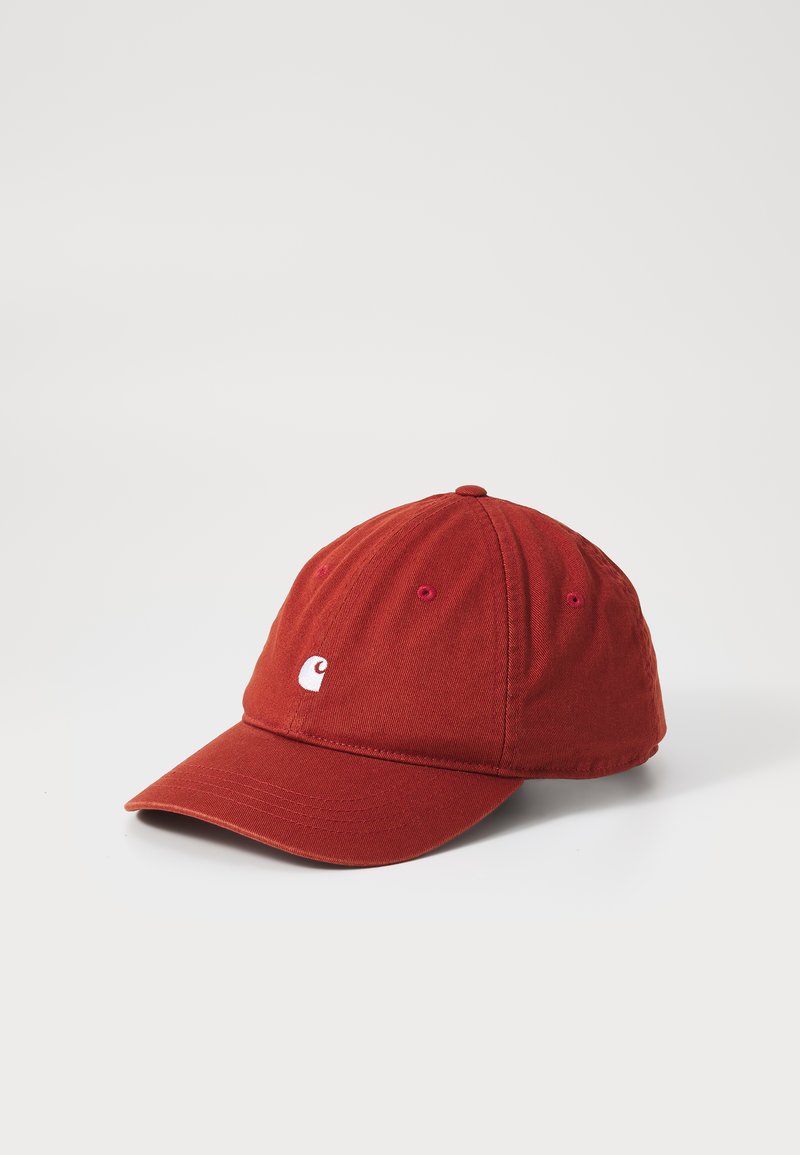Piros baseball sapka tartós anyagból, ívelt szélekkel, elöl egy kis fehér logóval és szellőzőlyukakkal az oldalán.
