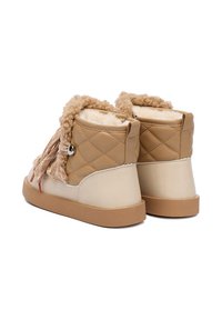 Botine bej matlasate cu căptușeală de blană, accente texturate și talpă din cauciuc alb. Prezintă șireturi și un guler căptușit.