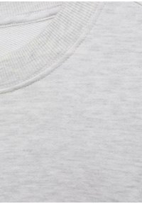 Tessuto di felpa grigio chiaro con scollo a costine e superficie liscia, caratterizzato da motivi sottili di tonalità grigia variabile.