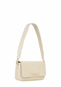 Bolso de hombro de cuero sintético beige con solapa que muestra el logo VALENTINO en tono dorado, base plana y correa ajustable.