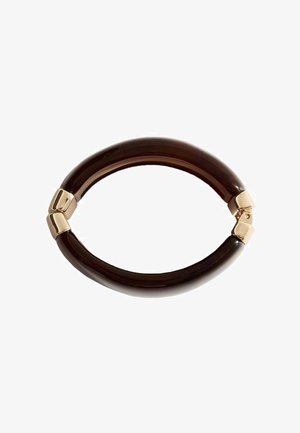 Bracelet jonc en acrylique marron avec une surface lisse, orné d'accents en métal doré à deux points de connexion. Forme circulaire.