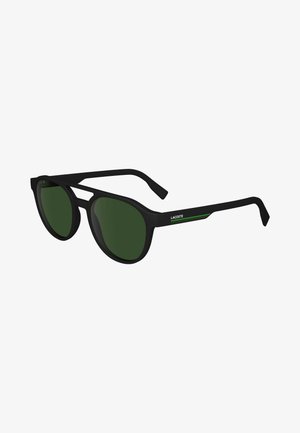Zwarte zonnebril met groene lenzen, een matte montuur en een slank ontwerp. Bevat een groene accentstreep op de slaap met een logo.