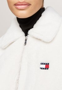 Tommy Jeans Talvejope - ivory