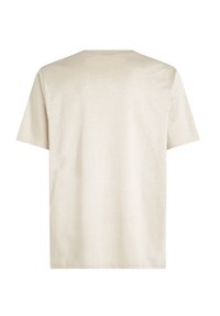 Beige puuvillane T-särk, millel on klassikaline ümmargune kaelus ja lühikesed varrukad. Kangas on sileda tekstuuriga ja peene, ühtlase värvitooniga viimistlusega.