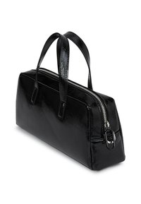 Λαμπερή μαύρη ορθογώνια τσάντα χειρός με διπλούς χειροπράκτες και ασημί φερμουάρ κατά μήκος της κορυφής, εμφανιζόμενη σε ελαφρώς γωνιακή θέση σε λευκό φόντο.