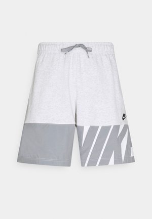 Hellgraue und weiße Nike-Shorts mit elastischem Bund, Kordelzug, Farbblock-Design und großem Nike-Logo am unteren rechten Bein.