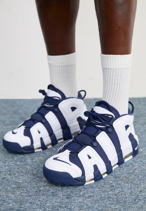 Nike Sportswear AIR MORE UPTEMPO 96  - Zapatillas altas - white/midnight navy/metallic gold/university red