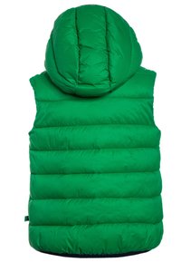 Grön vadderad väst med huva, med horisontella quiltade sektioner, slät textur och en åtdragen nederdel. Ingen frontöppning eller utsmyckningar.