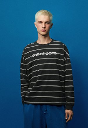 Bershka, BOXY LONG SLEEVE T-SHIRT OUT OF CORE - T-shirt à manches longues - black