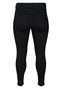 Jeans skinny en denim noir avec une texture lisse, un design à cinq poches et une couture discrète sur les poches arrière. Pas d'usure ni de décoloration visible.