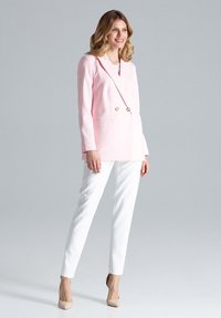 Zachtroze blazer met dubbele gouden knopen, gecombineerd met witte slim-fit broek en naakt hoge hakken. Effen kleur, gladde textuur.