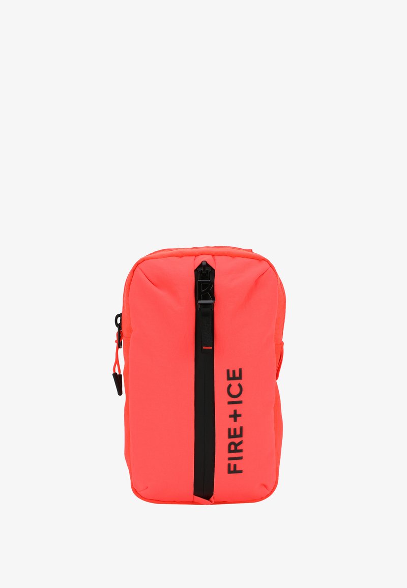 Zaino rosso-arancione con cerniera nera e loghi. Tessuto liscio, forma rettangolare, dotato di tasca anteriore con cerniera e un'anello laterale per attacco.