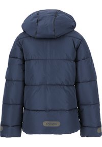 Marineblaue Steppjacke mit Kapuze, präsentiert ein horizontales Steppmuster, elastische Bündchen und ein Logo-Patch im unteren Rückenbereich.