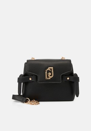 Borsa nera in pelle testurizzata con hardware dorato, caratterizzata da una tracolla a catena e fasce laterali. La chiusura presenta un design distintivo del logo.