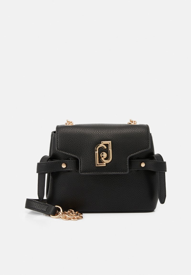 Sort lædertaske med tekstur og guld hardware, der har en kædestrop og sidestraps. Lukningen præsenterer et særpræget logo-design.