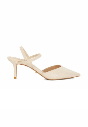 Crème-kleurige slingback hak met een spitse neus, textuur bovenkant en kruisstropen-detail. Kenmerkt zich door een slanke, lage hak.