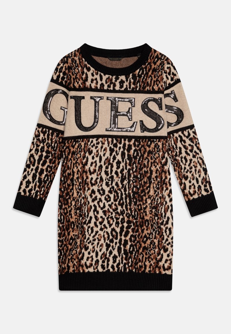 Robe pull longue imprimé léopard avec poignets et encolure noirs, avec une bande beige sur la poitrine portant un grand texte "GUESS".