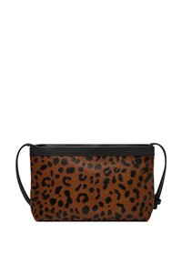 Bolso tipo pouch de pelo sintético marrón con estampado de leopardo, con ribete superior y correa de cuero negro, forma rectangular, textura lisa y diseño elegante.