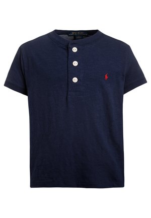 Marineblaues Poloshirt mit rundem Kragen, drei weißen Knöpfen, kurzen Ärmeln und einem kleinen roten Logo auf der linken Brust. Aus Baumwollmaterial.